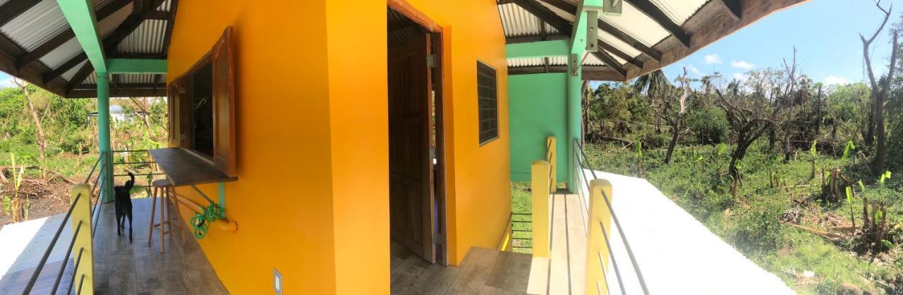 Hôtel La Casa Naranja à Brig Bay Extérieur photo